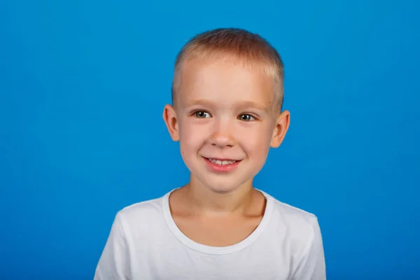 Mutlu Bir Çocuğun Portresi Mavi Arka Planda Beyaz Tişörtlü Bir — Stok fotoğraf