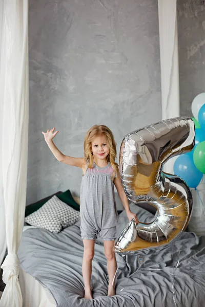 Ένα Μικρό Κορίτσι Στέκεται Ένα Μπαλόνι Νούμερο Ένα Παιδί Παίζει — Φωτογραφία Αρχείου