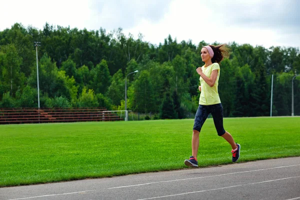 Piękna Dziewczyna Fitness Żółtej Bluzce Sportowej Legginsach Biegnie Stadionie Biega — Zdjęcie stockowe