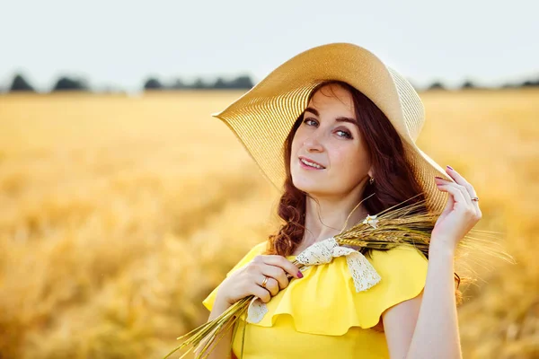 Portrét Krásné Mladé Ženy Žlutých Šatech Slamákem Zlatém Pšeničném Poli — Stock fotografie