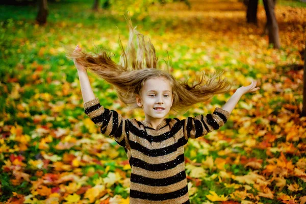 Retrato Uma Menina Uma Camisola Listrada Jogando Seu Cabelo Parque — Fotografia de Stock