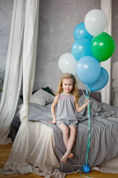 Ένα Μικρό Κορίτσι Στέκεται Μπλε Πράσινα Μπαλόνια Ένα Παιδί Παίζει — Φωτογραφία Αρχείου