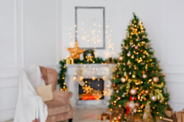 Weihnachtszimmer Mit Baum Und Festlicher Bokeh Beleuchtung Verschwommener Feiertagshintergrund — Stockfoto