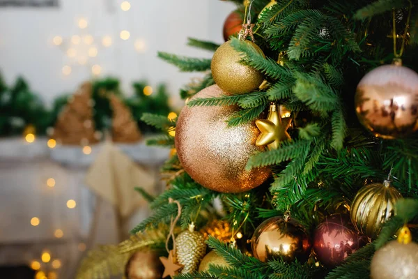 Decorações Natal Galhos Árvore Sempre Verdes Com Guirlandas Brilhantes Foco — Fotografia de Stock