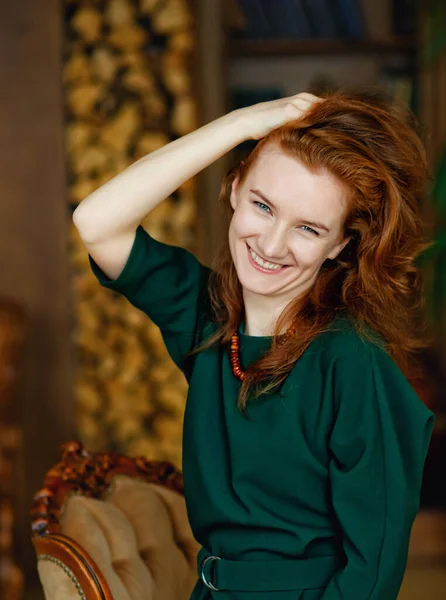 Портрет Красивої Веселої Рудої Молодої Жінки Зеленій Сукні Посміхаючись Дивлячись — стокове фото