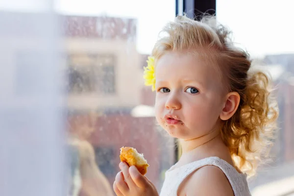 Little Girl Poses Kitchen Breakfast Eating Delicious Macaroons Cakes Cookies — Stock Photo, Image