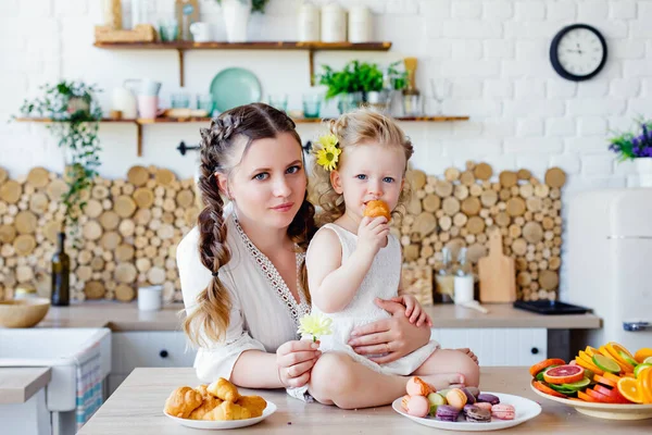 Семейный Портрет Счастливой Матери Дочери Позирующих Кухне Время Завтрака Поедающих — стоковое фото