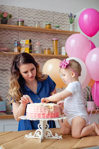 Rodzina Stole Tortem Urodzinowym Balonami Uroczystość Pierwszego Roku Matka Karmi — Zdjęcie stockowe