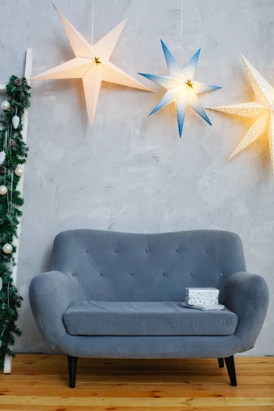 Elegante Salón Interior Con Árbol Navidad Decorado Cómodo Sillón — Foto de Stock