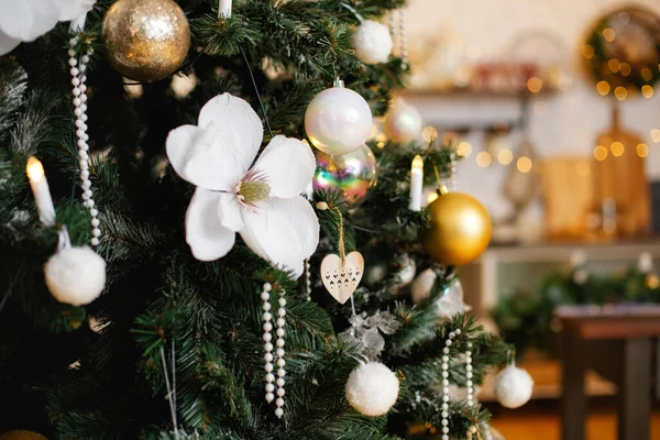 Árbol Navidad Con Decoraciones Salón Fondo Navideño Con Luces Espacio — Foto de Stock