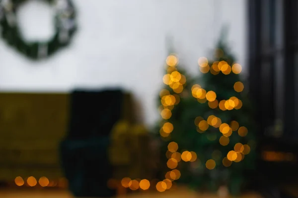 Karácsonyi Háttér Elmosódott Nappali Díszített Karácsonyfával Ajándékokkal Koszorúkkal — Stock Fotó