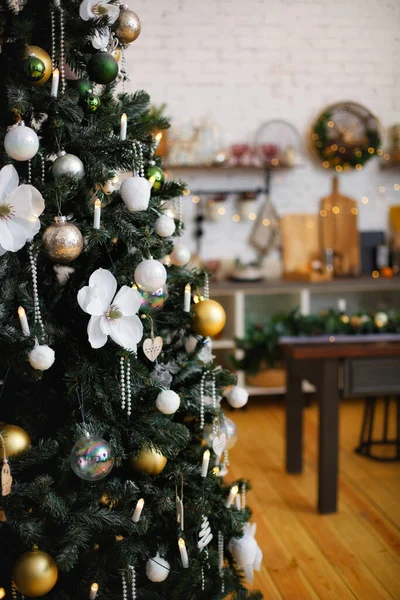 Seçici Odaklanma Noel Ağacı Süslenmiş Oyuncaklar Hediyeler Mutfakta Çelenk Işıkları — Stok fotoğraf