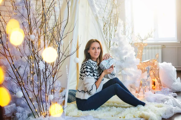 Moderne Junge Frau Mit Braunen Haaren Sitzt Weihnachtsbaum Und Hält — Stockfoto