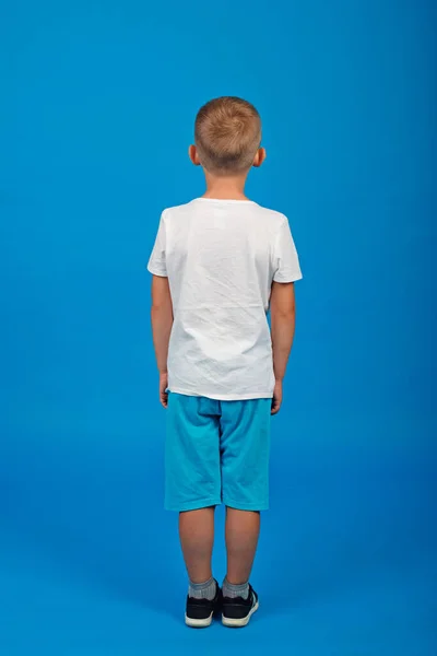 Retrato Niño Con Una Camiseta Blanca Cuerpo Entero Vuelta Cámara — Foto de Stock