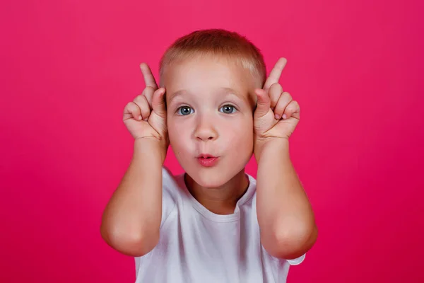 Een Portret Van Een Geschokte Blonde Jongen Witte Casual Kleding — Stockfoto