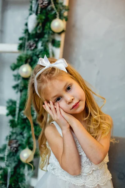 Ein Kleines Mädchen Mit Blonden Haaren Träumt Der Nähe Des — Stockfoto