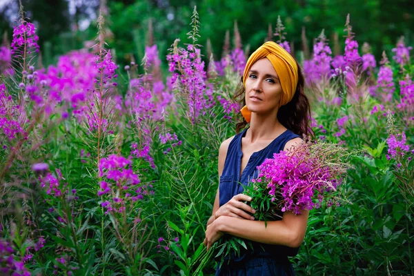 Young Beautiful Woman Collects Flowers Field Woman Walks Field Flowers — Stock Photo, Image