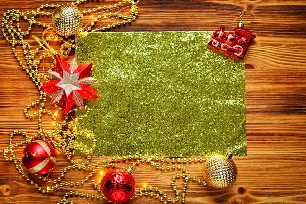Une Feuille Papier Dorée Brillante Entourée Décorations Noël Ballons Dorés — Photo