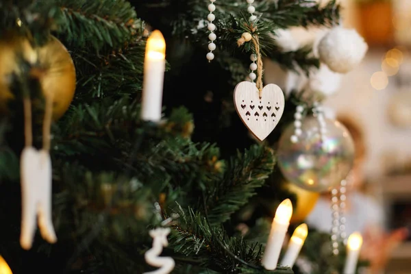 Oturma Odasında Süslemeleri Olan Noel Ağacı Noel Arkaplanı Işıklar Mesaj — Stok fotoğraf