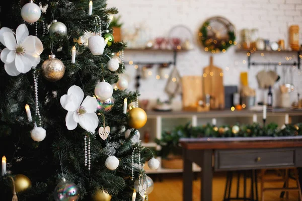 Selektiver Fokus Geschmückter Weihnachtsbaum Mit Spielzeug Und Geschenken Und Lichtergirlanden — Stockfoto