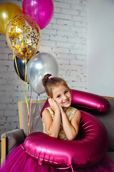 Nettes Kleines Mädchen Mit Dunklen Haaren Einem Kostüm Und Luftballons — Stockfoto