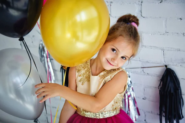 Nettes Kleines Mädchen Mit Dunklen Haaren Einem Kostüm Und Luftballons — Stockfoto