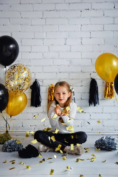 Verjaardag Van Het Meisje Versierd Met Een Zwart Gouden Ballon — Stockfoto