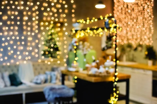 Rozostřené Vánoční Pozadí Vánoční Stromeček Světla Spousta Oslnivé Rozmazané Zlatohnědé — Stock fotografie