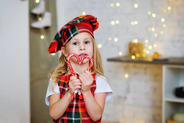 Ένα Παιδί Καπέλο Σεφ Και Ποδιά Γλειφιτζούρια Για Γιορτάσει Χριστούγεννα — Φωτογραφία Αρχείου