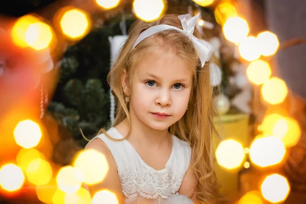 Eine Fröhliche Kleine Dame Mit Blonden Haaren Hängt Luftballons Neben — Stockfoto