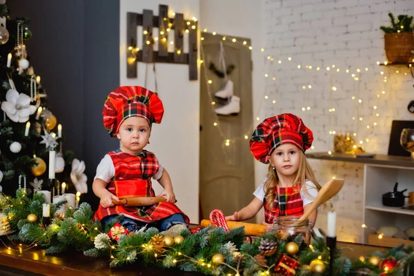 Ett Barn Kockmössa Och Förkläde Förbereder Kakdeg Till Jul Barn — Stockfoto