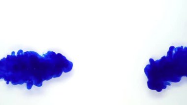 Beyaz arka plan üzerinde karıştırma renkli mavi ve mavi mürekkep