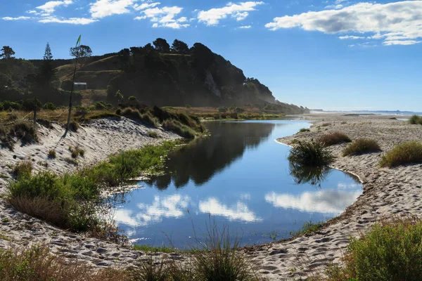 Verão Paisagem Praia Nova Zelândia Nuvens Refletem Uma Pequena Lagoa — Fotografia de Stock