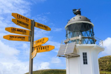 Yeni Zelanda, kuzeyde mesafeler dünyanın çeşitli noktalara işaret bir tabela ile ünlü Cape Reinga deniz feneri