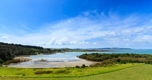 Bay Islands, Yeni Zelanda. Waitangi, yakınındaki Wairoa Körfezi Panoraması güzel yaz göğün altında 