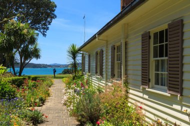 Waitangi Antlaşması gerekçesiyle, Bay Islands, Yeni Zelanda. Antlaşma House 1833 yılında inşa edilmiş ve Yeni Zelanda'nın en eski binalardan biridir. Burada görülen ev ve Bahçe tarafıdır. Fotoğraflandı Aralık 2 2012