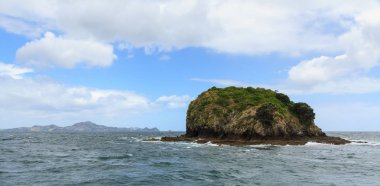 Okyanus panorama manzara Bay Islands, Yeni Zelanda'da. Küçük bir offshore adacık kadar offshore, ufukta görünür anakara ile