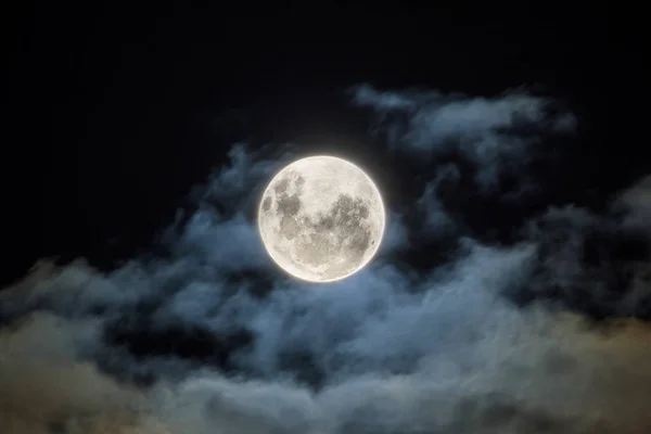 美しい満月 うっすらと白い雲のヘイズを通して見た 南半球での撮影 — ストック写真