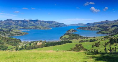 Bir manzarayı güzel Akaroa Limanı Hills Banks Peninsula, Yeni Zelanda. 