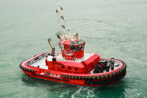 Een Rode Sleepboot Het Water Van Een Haven Met Rook — Stockfoto