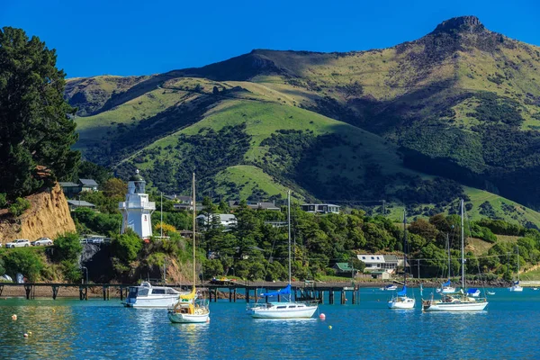 Fransız Bay, Akaroa, Yeni Zelanda, eski fenerinde ilk 1880 yılında yaktı. Bu bankalar Yarımadası güzel sahne tarafından çevrilidir. 