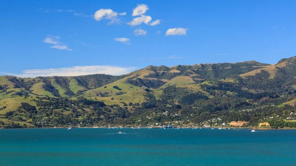 Panorama Pequena Cidade Turística Akaroa Nova Zelândia Situada Entre Colinas — Fotografia de Stock