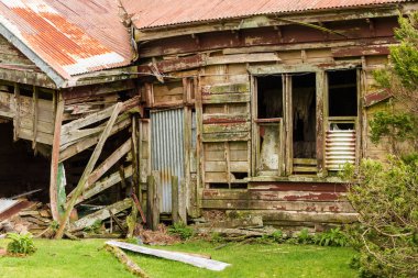 Uzun terk edilmiş çiftlik Güney Adası, yeni ahşap uzak sevgisi gibi çöken Zelanda'da, 