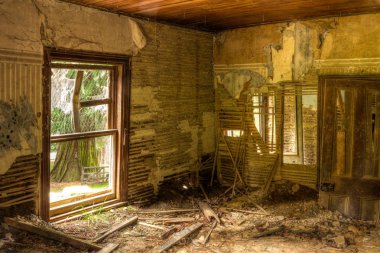 19. yüzyıl çiftlik evi harabeye iç terkedilmiş bir. Sıva katmanları eski duvar kağıdı açığa vurmak ve ahşap Torna için uzağa düşüyor. Alınan South Island, Yeni Zelanda 