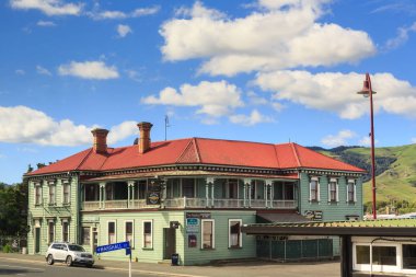 Tarihi Paeroa otel, Paeroa, Yeni Zelanda, 1890'larda inşa ahşap bir bina. Hala iş ve bir bar ve Restoran zemin katta evler. Fotoğraflandı 31 Mart 2018 