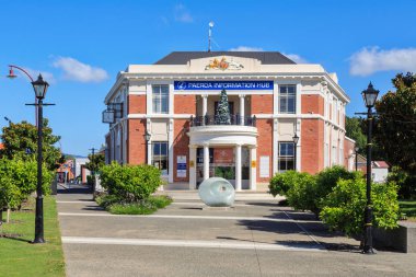 Paeroa bilgi Merkezi, küçük kasaba Paeroa, Yeni Zelanda ziyaretçi Merkezi'nde. Bu tarihi eski postane Bina içinde bulunmaktadır. Balkon bir Noel ağacı ile dekore edilmiştir. 6 Ocak 2019 