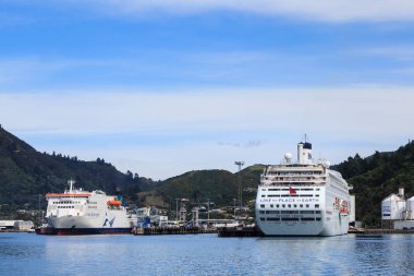 Picton, Yeni Zelanda, Güney Adası üstündeki. İki büyük gemi limanda, Yeni Zelanda, Kuzey ve Güney Adaları arasında kişi taşıma Interislander feribot demirli ve büyük bir cruise gemisi. 29 Mart 2018