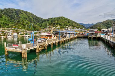 Picton, Yeni Zelanda, Güney adanın doğal tatil beldesi. Marina uzun iskeleler Kraliçe Charlotte ses Sakin sulara uzat. Fotoğraflandı 29 Mart 2018 