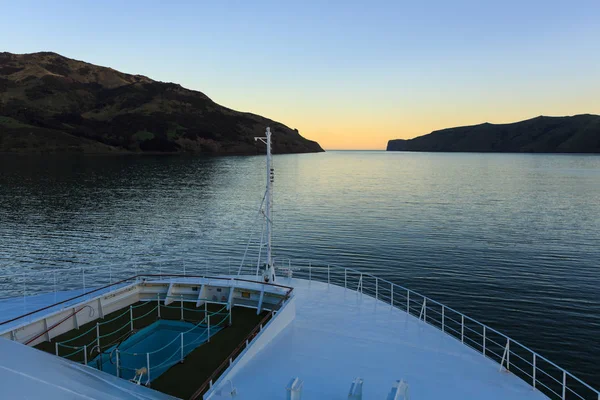 Den Bug Eines Kreuzfahrtschiffes Während Der Abenddämmerung Auf Die Enge — Stockfoto