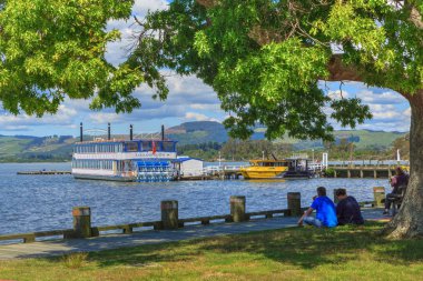 Lake Rotorua, Yeni Zelanda, parktan gördün. Paddlewheeler 
